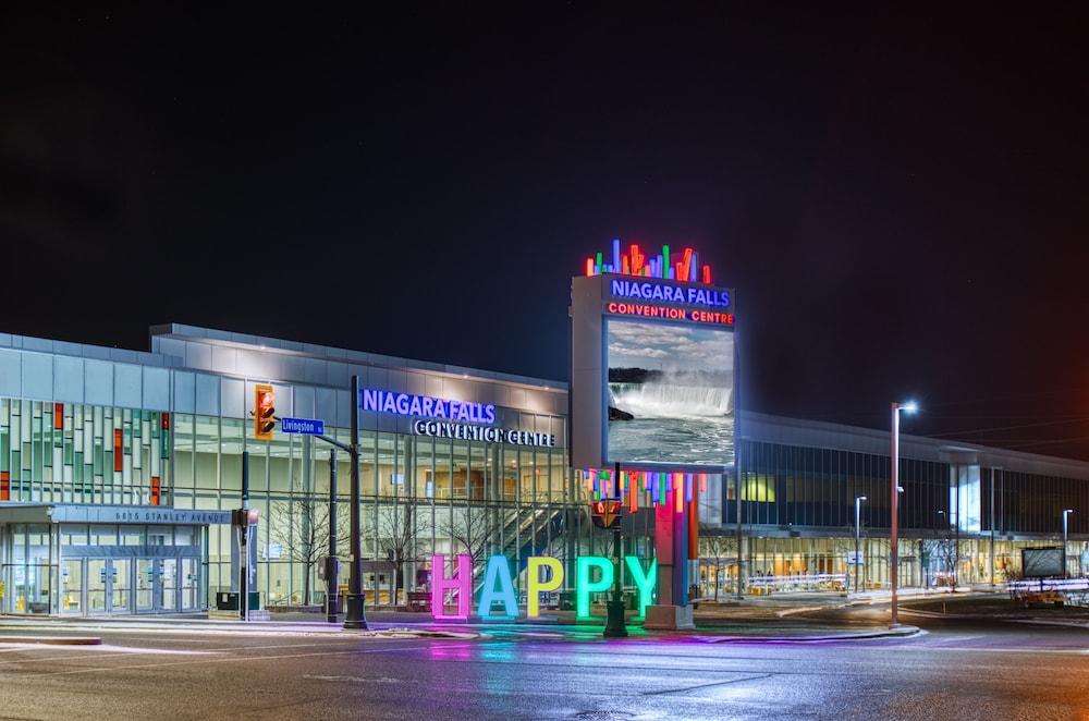 Ramada By Wyndham Niagara Falls Near The Falls Exterior foto